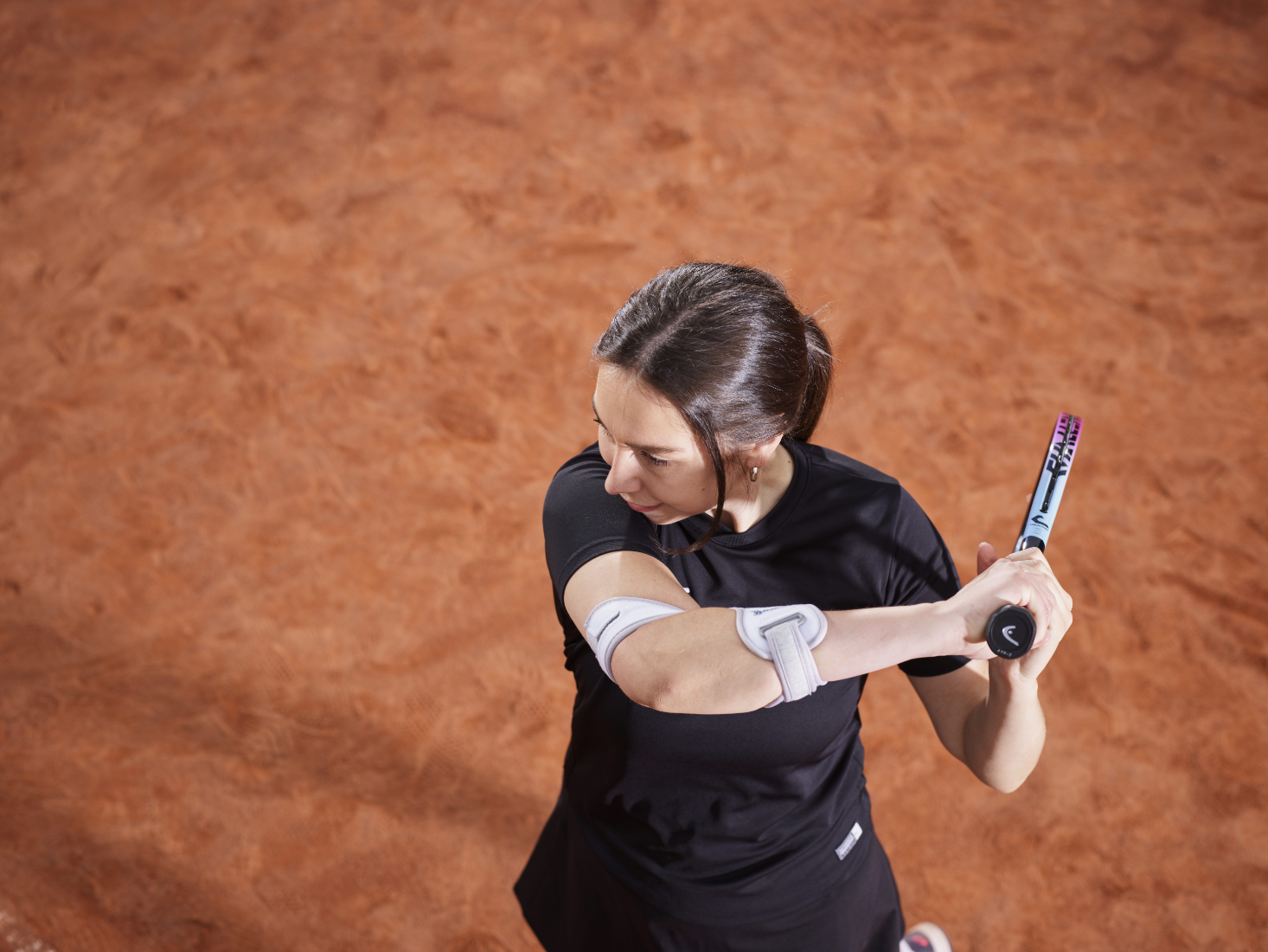 The Masalo Cuff – play tennis pain-free despite epicondylitis A woman wearing the Masalo cuff playing tennis