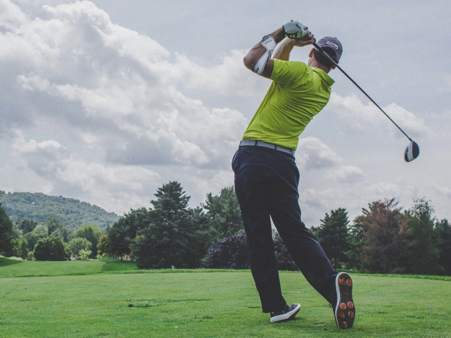 The Masalo Cuff – finally pain-free with a golfer’s arm A man wearing the Masalo cuff playing golf at a golf course.